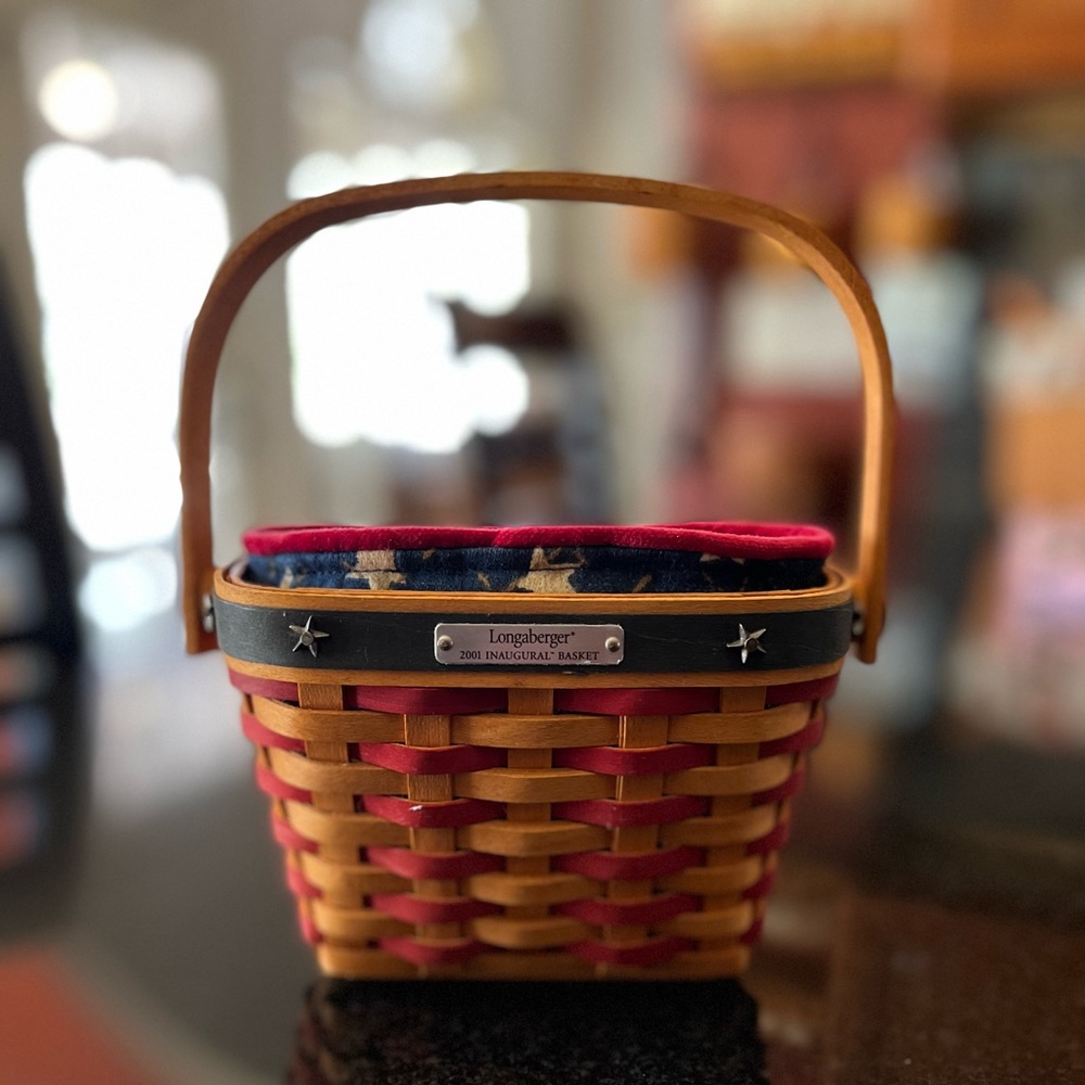 Longaberger 2001 Inaugural basket - Picture 1 of 4